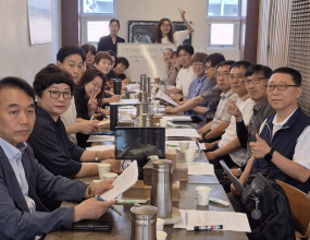 제23대 총학생회 하반기 정기총회 모임장  소 : 수원시 팔달구 인계동 소재한 시골집 일  시 : 2025년 08월 15일 금요일(11:00~12:00)            무더운 여름날에 제 23대 총학생회 정기총회 후반기 모임을 했어요!김귀란 총학생회 회장님 건강상 사임으로 인한 회장 대행의 김석태 부회장님의 개회 선언으로 회의를 시작했습니다.총학생회 대의원 및 집행부 인사가 있었고요   소방방재안전학과, 뷰티비즈니스학과, 노인복지학과 대표님의 신규소개도 있었습니다.     상반기 결산보고(재정국장) 및 학생회비 , 지원금 현황 등 보고했고요하반기 예산(안) 보고  및 하반기 주요일정에 초점을 두면서 대의원과 집행부가 서로 협력으로 주요안건이 결정되었습니다.특히 학술제 준비 논의에 많은 시간을 가졌습니다.     또한 연합MT안내  및 학술제 출품작품 관련으로 협조 요청사항을 끝으로  제 23대 회장 대행인 김석태 부회장님께서  하반기 원활한 운영과 상호 협력을 강조하면서모든 안건 논의 종료후 폐회선언으로  총학생회  후반기 정기모임을 마쳤습니다. 