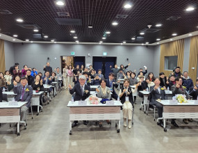 새로운 역사의 페이지, 그 따뜻한 순간을 공유합니다또 하나의 찬란한 역사가 쓰였습니다.&nbsp;2026년 3월 14일 토요일에 열린 제6대 총동문회장 이, 취임식 및 신입동문 환영회는,&nbsp;단순히 직함이 오가는 행사를 넘어선, 동문 간의 뜨거운 정과 희망이 가득했던 시간이었습니다.조수자 제5대 회장님의 지난 헌신에 대한 진심 어린 감사와 함께,&nbsp;무거운 총동문회기가 이강석 제6대 회장님의 손으로 전해지던 그 엄숙한 순간우리는 국제사이버대학교 총동문회가 쌓아온 단단한 전통과, 앞으로 맞이할 더 큰 미래를 동시에 보았습니다.국제사이버대학교 홍승정 전 총장님과 제3대 윤주여 회장님의 격려사,&nbsp;그리고 한은숙 부회장님의 감동적인 축시는 가슴 깊은 울림을 주었습니다.&nbsp;사무총장 고유안 님의 매끄러운 진행과 수석부회장 박지성 님의 연혁보고 덕분에 우리의 발자취를 되새길 수 있었습니다.무엇보다 가장 아름다웠던 순간은, 이강석 신임 회장님께서 후배 동문들에게 직접 전달하신 장학금이었습니다.&nbsp;이는 단순한 격려를 넘어, 선배들이 후배들에게 전하는 끈끈한 사랑과 책임의 약속이었습니다.그리고 무엇보다 가장 아름답고 감동적이었던 순간은,&nbsp;식순의 마지막을 장식한 '신입 동문의 선배님들을 향한 첫 인사'였습니다.&nbsp;후배들은 선배님들의 발자취를 따라 이 아름다운 역사의 새로운 주인공이 되겠다는 뜨거운 다짐과 존경의 메시지를 건넸습니다.&nbsp;진정으로 총동문회의 새로운 가족이 되었음을 확인하는 순간이었죠.이들의 인사는 단순한 식순을 넘어, 우리 동문회가 더 큰 미래를 향해 나아가는 소중한 첫걸음이었습니다.&nbsp;앞으로도 우리는 서로의 버팀목이 되어, 더 높이 비상하는 동문이 되어갈 것입니다.&nbsp;함께라면, 우리는 무엇이든 할 수 있습니다.&nbsp;
[이 게시물은 총학생회님에 의해 2026-04-26 08:31:17 학교 소식에서 이동 됨]