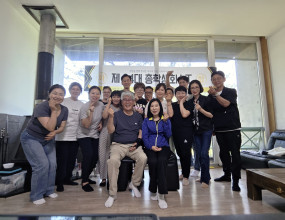 지난 주말(5월 16일~17일), 제24대 총학생회 임원진은 경기도 용인의 탁 트인 레이크제네바펜션으로 1박 2일간의 뜻깊은 LT(Leadership Training)를 다녀왔습니다.이번 일정은 남은 한 해 동안 학우 여러분을 위해 더욱 힘차게 뛸 것을 다짐하고, 임원진 간의 끈끈한 결속을 다지는 소중하고 벅찬 여정이었습니다.&nbsp;그 따뜻했던 현장의 소식을 전해드립니다.펜션에 도착해 짐을 풀자마자 가장 먼저 시작된 일정은 총학생회 회의였습니다.&nbsp;학우님들의 더 나은 학교생활을 위해 어떤 노력이 필요한지 머리를 맞대고 고민하며, 우리가 짊어진 책임감과 목표를 다시금 가슴에 새기는 진지한 시간이었습니다.회의 후에는 재능기부로 진행된 '힐링테마 조향 체험'이 이어졌습니다.&nbsp;향기로운 나만의 방향제를 직접 만들며, 회의의 긴장감을 기분 좋게 풀고 온전히 힐링할 수 있었습니다.어스름이 내린 저녁 6시, 호수 풍경을 등지고 다 함께 고기를 구우며 저녁 식사를 나눴습니다.&nbsp;맛있는 음식과 함께 진솔한 대화가 오가며 서로가 한층 더 가까워짐을 느꼈습니다.특히, 먼 길을 마다하지 않고 찾아주신 총동문회 이강석 회장님과 사무국장님, 그리고 동문 선배님들의 따뜻한 격려 덕분에 마음까지 든든해지는 뭉클한 자리였습니다.&nbsp;다시 한번 깊은 감사의 인사를 드립니다.식사 후 이어진 자유시간은 우리 총학생회의 다채로운 매력이 빛나는 순간이었습니다!&nbsp;이혜령 수석부회장님의 신나는 라인댄스를 시작으로, 웰빙귀농조경학과 정성면 대표님의 절도 있는 군대체조건강스포츠학과 박원호 대표님의 활기찬 건강 프리웨이트가 차례로 이어지며 분위기가 한껏 달아올랐습니다.&nbsp;여기에 시니어모델치유학과 이현자 대표님의 우아한 건강 걷기 댄스까지 더해져 다 함께 장기를 나누고 한바탕 크게 웃고 나니 피로가 싹 가시는 듯했습니다.&nbsp;삼삼오오 모여 예쁜 사진도 남기고, 밤이 깊도록 시간 가는 줄 모르고 나누었던 수다는 잊지 못할 낭만적인 추억이 되었습니다.각자의 장기를 나누며 한바탕 크게 웃고 나니 피로가 싹 가시는 듯했습니다.&nbsp;둘째 날 아침, 든든하게 식사를 마친 후에는 각자의 방식대로 여유를 만끽했습니다.&nbsp;화창한 햇살 아래 누군가는 두창호숫가를 걷고, 누군가는 푸른 잔디밭을 거닐며 자연이 주는 위로 속에 완벽한 재충전의 시간을 가졌습니다.&nbsp;눈부신 호수를 배경으로 남긴 단체 사진 속에는 우리 모두의 밝은 미소가 담겼습니다.오후 12시, 인근 식당에서 나눈 따뜻한 점심을 끝으로 모든 공식 일정을 무사히 마무리했습니다.이번 LT는 그저 흔한 워크숍이 아닌, 제24대 총학생회가 서로를 깊이 이해하고 하나의 마음으로 단단해지는 감동적인 시간이었습니다.&nbsp;이곳에서 가득 채운 긍정적인 에너지와 화합된 힘을 바탕으로,&nbsp;앞으로도 학우 여러분의 목소리에 가장 먼저 귀 기울이고 발 벗고 나서는 든든한 총학생회가 되겠습니다. 늘 감사합니다!&nbsp;